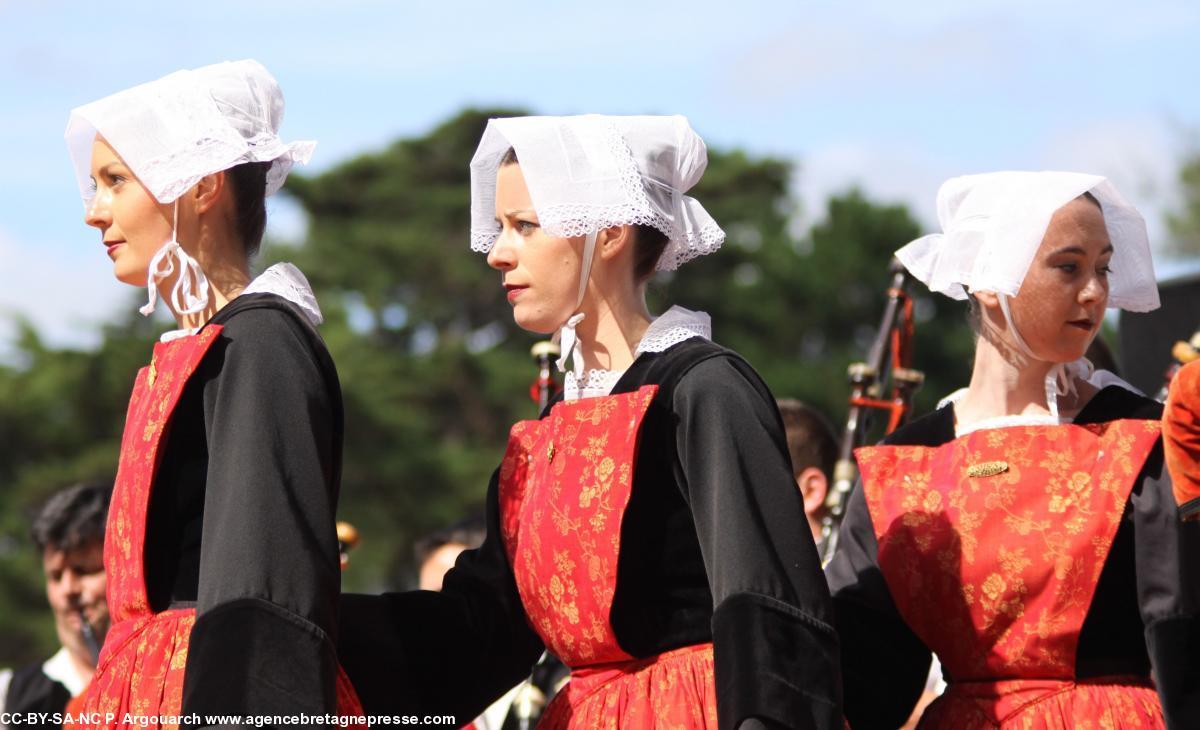 Danseuses en costume traditionnel breton lors de la Fête des Brodeuses à Pont-l'Abbé. Photo Archives ABP Philippe Argouarch .