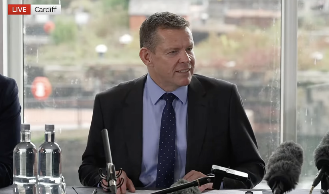 Rhun ap Iorwerth, dirigeant de Plaid Cymru, lors de la réunion de Cardiff (capture d'écran Sky News / YouTube).