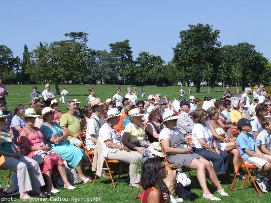 Une partie du public dont les epouses des choristes.