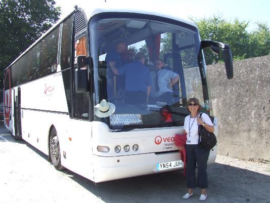 L accompagnatrice et le car gallois.