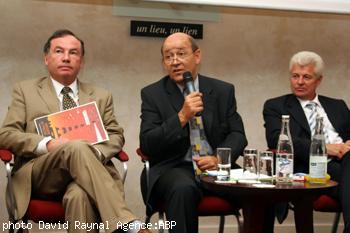 Jean-Yves le Drian (au centre) président de la région Bretagne présente à Paris la Breizh Touch