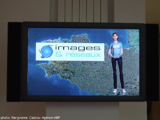 . “France” à l’œuvre devant une carte de la Bretagne administrative. . “France” à l’œuvre devant une carte de la Bretagne administrative.