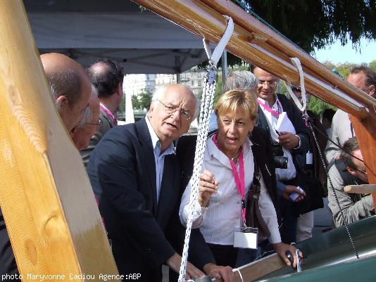 . Jean Yves Le Drian Patrick Mareschal Érick Orsenna Marylise Lebranchu auprès du Cormoran. . Jean Yves Le Drian Patrick Mareschal Érick Orsenna Marylise Lebranchu auprès du Cormoran.
