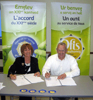 Christian Le Fustec maer Plouared ha Lena Louarn prezidantez Ofis ar Brezhoneg o sinañ ar garta \"Ya d\'ar brezhoneg\"