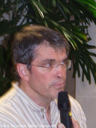 Gildas Buron présentant l\'exposition à l\'Hôtel du Département le 8 octobre.