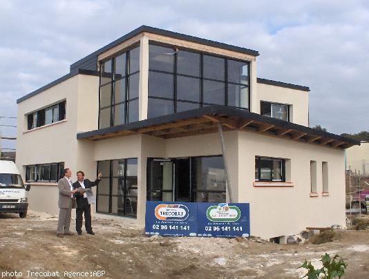 De gauche à droite :
Michel Tardivel Directeur de l’agence de Lannion
Pascal Ronxin Responsable commercial de l’agence de Lannion