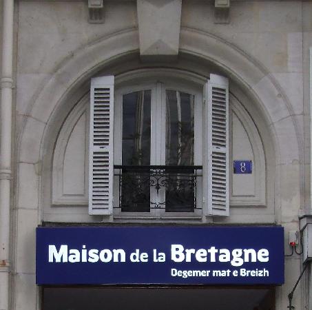 8 rue de l’Arrivée. Bandeau ‘Maison de la Bretagne’ et ‘Degemer mat e Breizh’ au dessus du porche. 8 rue de l’Arrivée. Bandeau ‘Maison de la Bretagne’ et ‘Degemer mat e Breizh’ au dessus du porche.