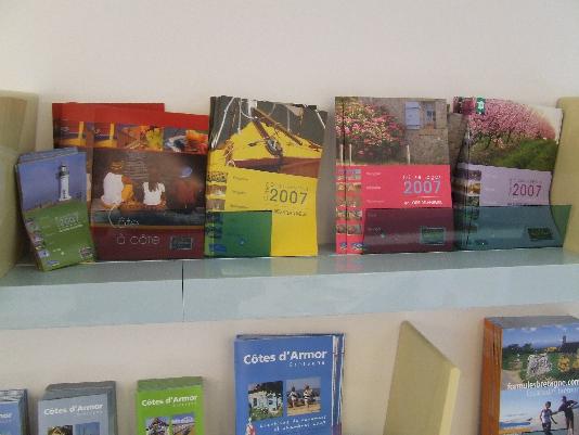 Loire Atlantique en haut. Brochures et carte touristiques. Loire Atlantique en haut. Brochures et carte touristiques.
