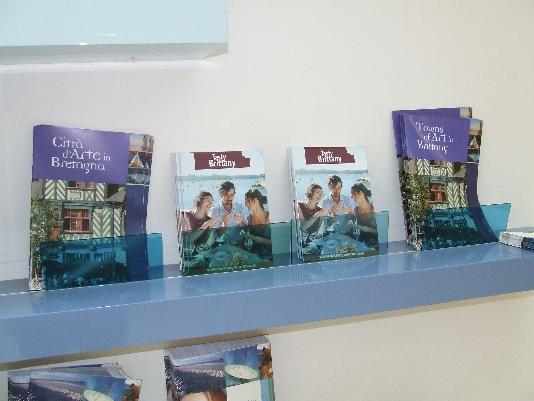 Quelques brochures en italien ou anglais. Quelques brochures en italien ou anglais.