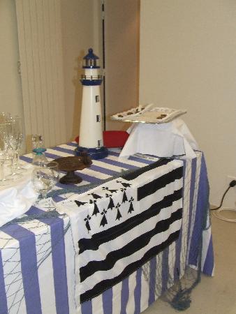 Buffet du 7 novembre - bien honoré - et son décor maritime. Buffet du 7 novembre - bien honoré - et son décor maritime.