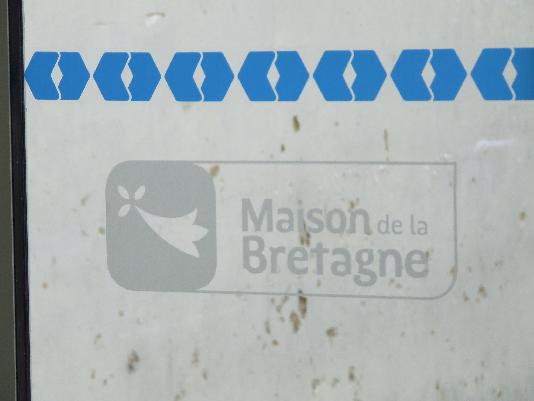 Le nouveau logo de la Maison de la Bretagne ici sur la porte vitrée. Le nouveau logo de la Maison de la Bretagne ici sur la porte vitrée.