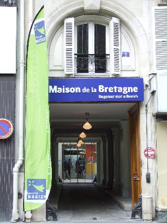 Le porche 8 rue de l’Arrivée. Photo du 19 septembre. Au 7 novembre la voile bleue et verte bilingue de la région n’y est plus. Le porche 8 rue de l’Arrivée. Photo du 19 septembre. Au 7 novembre la voile bleue et verte bilingue de la région n’y est plus.