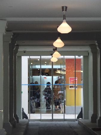 Au fond du porche. Au fond du porche.