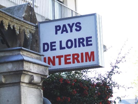 Boulevard des Anglais près du rond point de Vannes enseigne sur le boulevard.