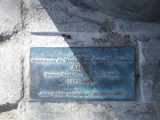 La plaque au pied de la statue.