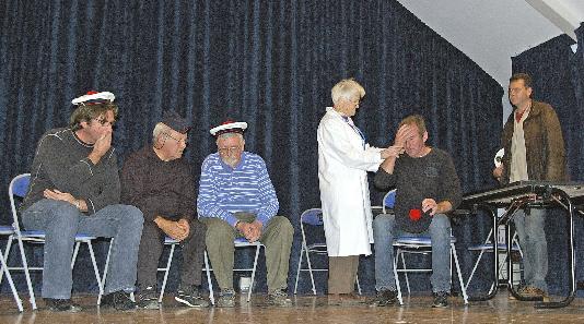 La troupe d\'adultes venues de Quimperlé : moraerion
klanv a zo war ar vag...