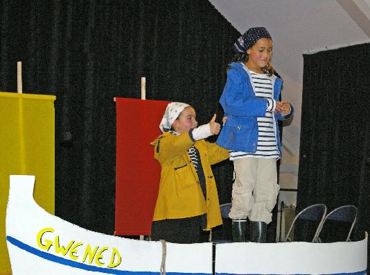 13 strollad bugale skolioù kentañ derez a zo bet
kinniget d\'an dud.