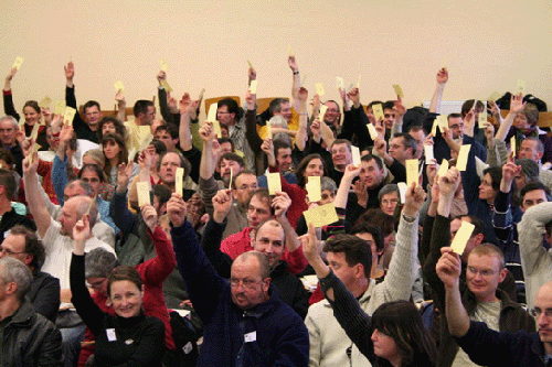 Les délégués des écoles en plein vote.