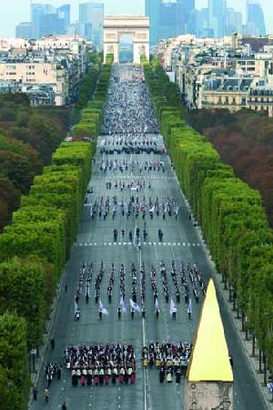 La revanche de Bécassine sur les Champs Elysées. Une Breizh parade qui a provoqué des remous. L\'occasion pour le sociologue Ronan Le Coadic de d\'élever le débat dans un article intitulé \"faut-il jeter l\'idenité aux orties ?\"