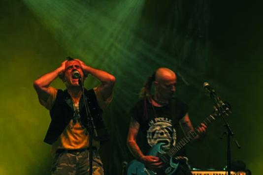 Les Ramoneurs de Menhirs la révélation du FIL 2007. De l\'anarcho-punk qui décoiffe avec la participation de Louise Ebrel !