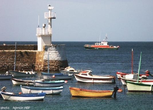 Au fond le \'Jean Cam\' : le bateau de la SNSM basé à l\'Île Molène.