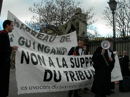 Les avocats du Barreau de Guingamp et Lannion devant l\'Assemblée Nationale le 21 novembre 2007.
