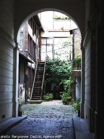 Le porche et la cour.