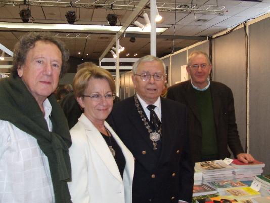Kenneth White. Annick Mahé. Pêr Loquet portant son collier de l\'hermine. Au stand des \'Portes du Large\' de Bernard Le Nail.