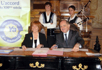 François Goulard député-maire de Vannes a signé la charte Ya d\'ar brezhoneg en compagnie de Lena Louarn présidente de l\'Office de la Langue Bretonne le 8 décembre 2007.