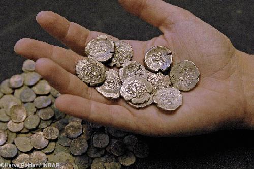 Quelques statères gaulois en electrum du trésor de Laniscat - Photo Hervé Paitier / INRAP