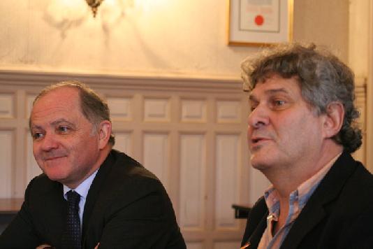 François Goulard très détendu lors de la présentation à la presse de Gildas Le Boterf le nouveau directeur du théâtre Anne de Bretagne / Photo BREIZHmag – Erwan Le Courtois.