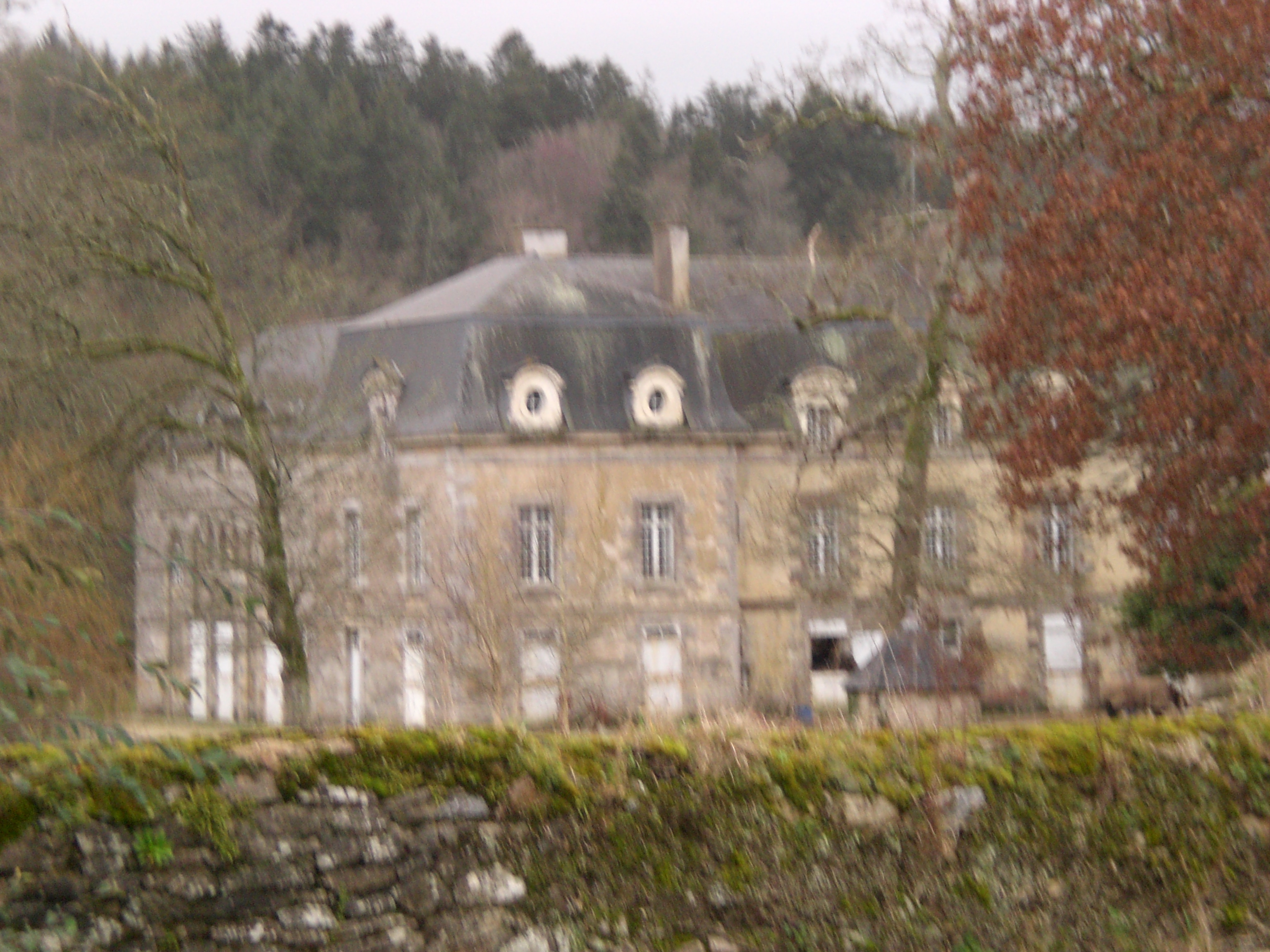 L\'abbaye derrière ses murs