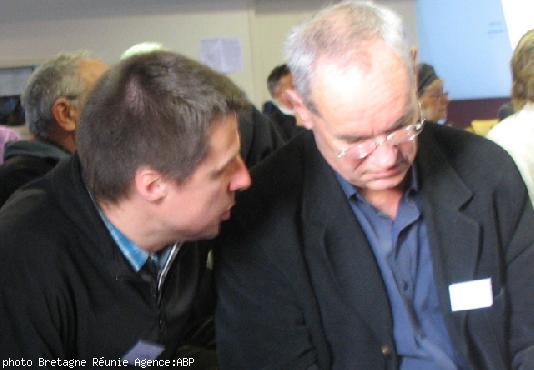 Yvon Ollivier juriste à g. et Jean Lastennet chargé du suivi des courriels envoyés à l\'association.