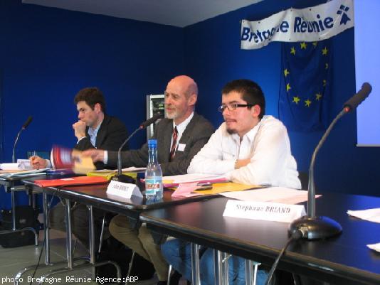 De g. à dr. Thierry Jolivet vice-président. Jean-Pierre Levesque huissier de justice et intervenant. Julian Bonnet.