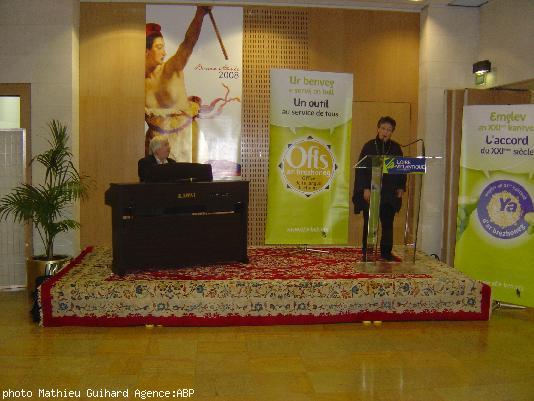 Andrea Ar Gouilh o kanañ  \"O Keltia\"  kanaouenn Glenmor