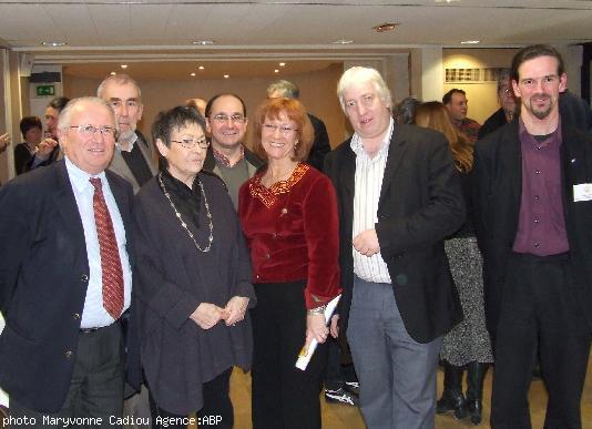 De gauche à droite : Patrick Mareschal président du Conseil Général de Loire-Atlantique  Jean Raynaudon président de l\'Agence Culturelle Bretonne de Loire-Atlantique Morvan Lebesque  Andrea Ar Gouilh  Yves Averty coordinateur de l\'ACB 44 Morvan Lebesque