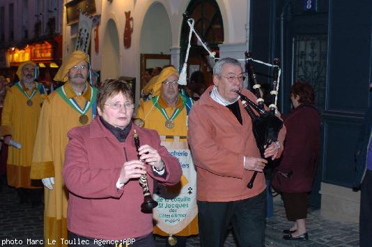 Défilé de la Confrérie des Chevaliers de la Coquille Saint-Jacques au son de la bombarde et du biniou au pied de Montmartre.