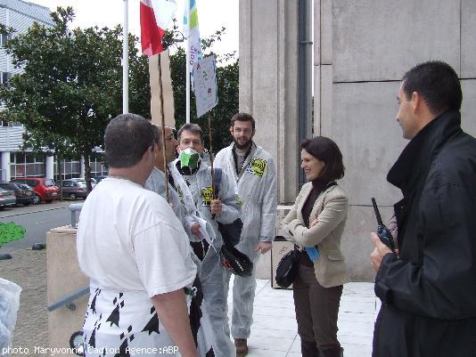 Après une attachée du cabinet du président  c'est une dame de FR3 qui vient voir la délégation - elle aussi pour dire qu'ils sont occupés et reviendront pour parler.