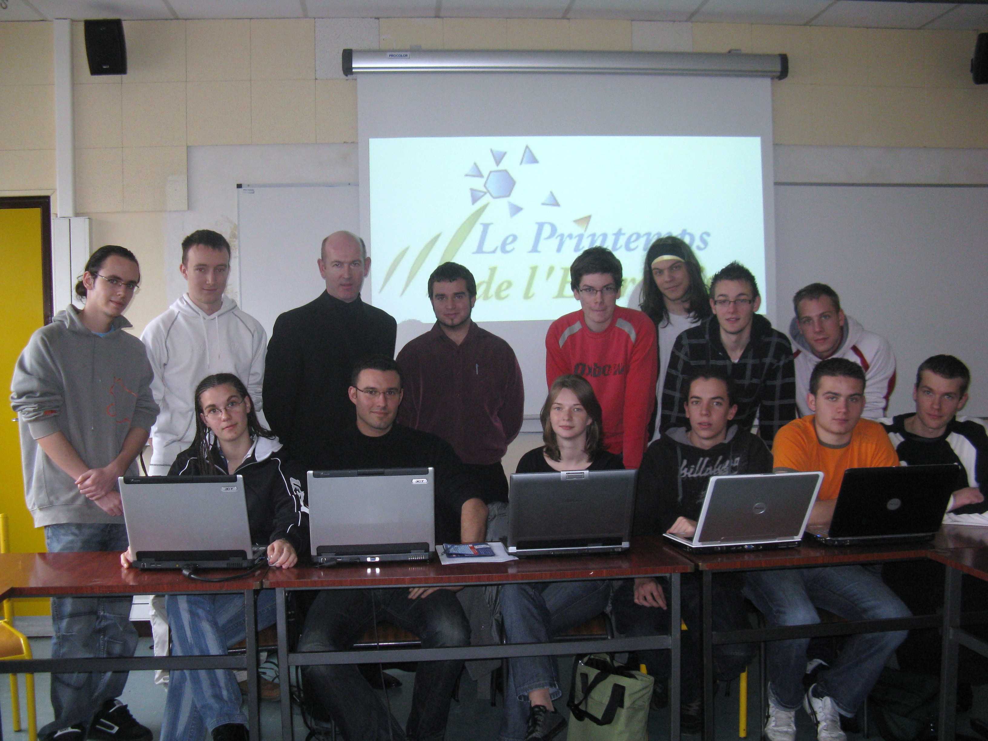 130 étudiants de 1ère année du DUT informatique se sont investis pendant plus de 2 mois : le coordinateur des étudiants Guillaume Mehu (au centre) entouré de l’une des 10 commissions de travail à J-7 de l’événement Informatique et entreprises mardi 18 ma