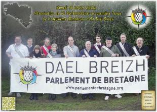 Une équipe réduite mais soudée pour relancer le navire parlementaire ! (de gauche à droite) : Thierry Le Goff, Marc Kervella, Françoise Le Vaillant, Yann Vleiz ar C’hunff, Danièle Le Marre, Pêr Le Deuff, Eric de Gaudemont, Tepod Erkelens, Daniel Jacquet, Yann-Varc’h Furon & Philippe Romillat