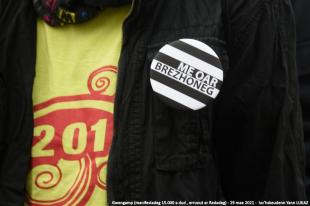 Gwengamp, 29 mae 2021. manifestadeg evit ar yezh. Redadeg 2021. "Me oar brezhoneg" = Je "sais" le breton, je connais la langue. Ou, comme l'on dit en français ordinaire: je "parle" breton (même si présentement  je reste silencieux)..Ceci est un exemple du croisement des points-de-vue d'une langue à l'autre.