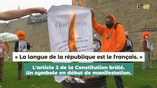 L'article 2 de la Constitution brûlé par les manifestants en début de manifestation.