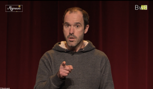 La vidéo est sous-titrée en français et en breton.