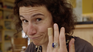 C'hoant he deus bet klariz da engravañ he bizied ivez... Met n'eo ket ken aes 'vel al lino !